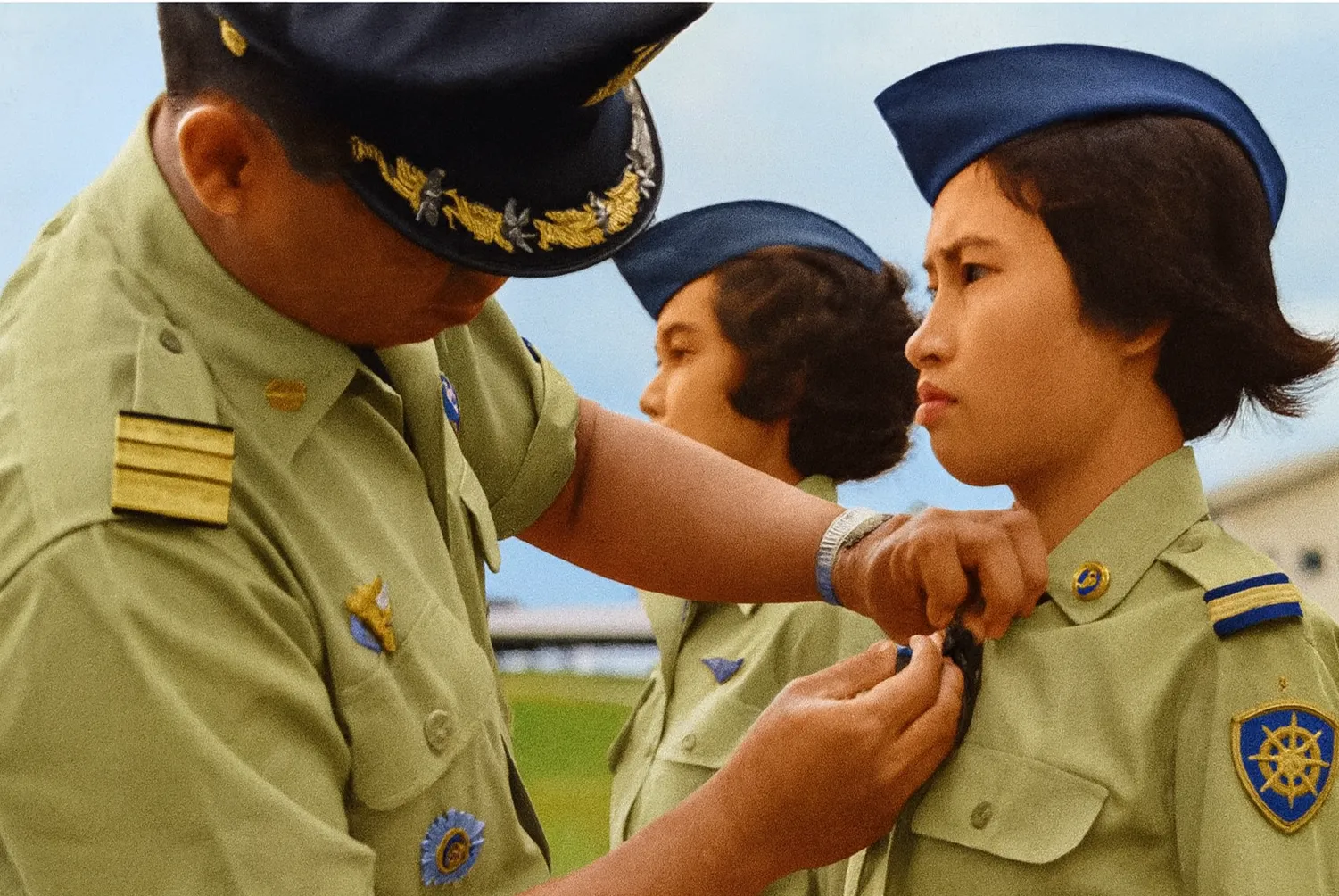 Penyematan Wing Penerbang Duo Penerbang Pertama TNI-AU, Lulu Lgiyati dan Herdini Suryanto